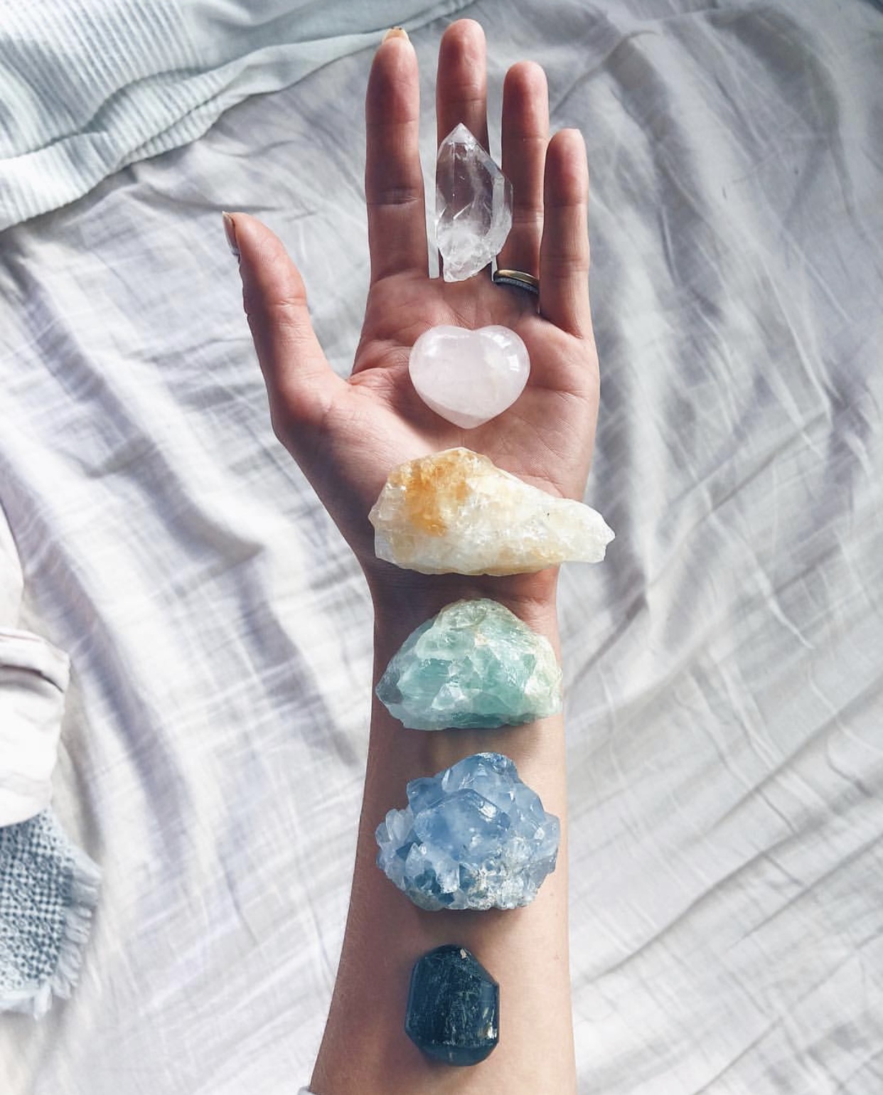 meditation-crystals-grounding-wu-haus